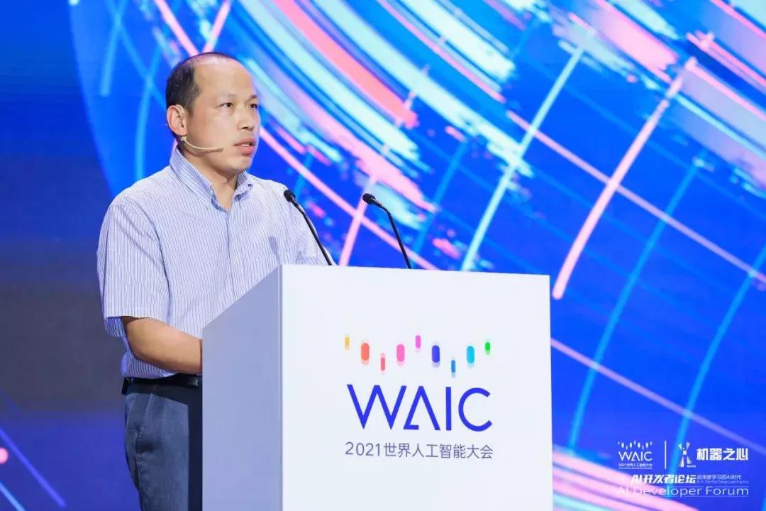 机器之心|WAIC 2021 | 风云直播副总裁肖嵘：创「芯」时代 打造自进化城市智能体